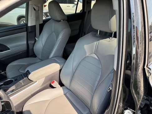 Used 2021 Toyota Highlander XLE FWD image 5
