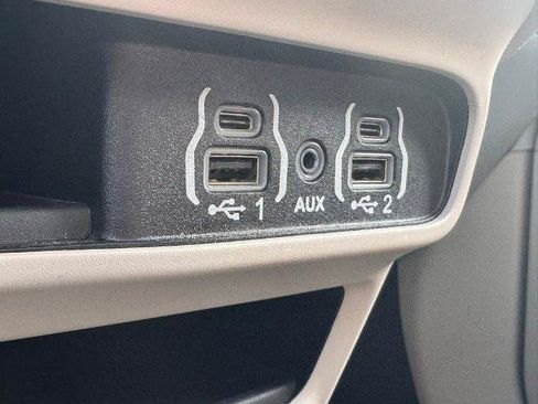 Used 2024 Chrysler Pacifica Touring-L FWD image 28