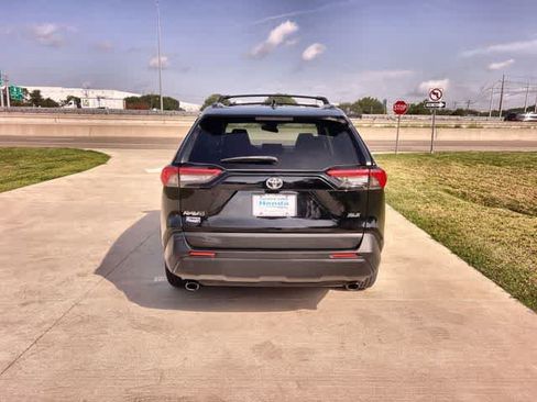 Used 2020 Toyota RAV4 XLE FWD image 6