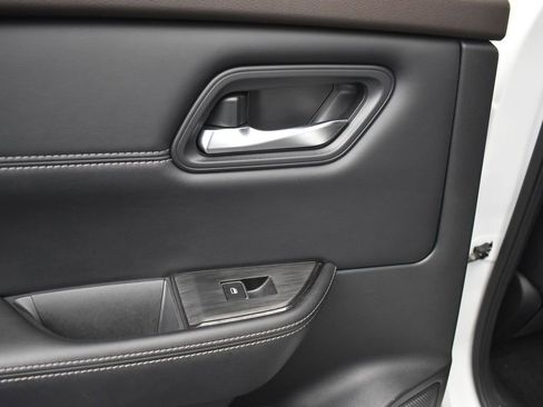 Used 2023 Nissan Rogue SL w/ SL Premium Package image 15