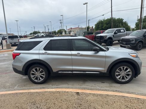 Used 2022 Ford Explorer XLT w/ Equipment Group 202A image 4