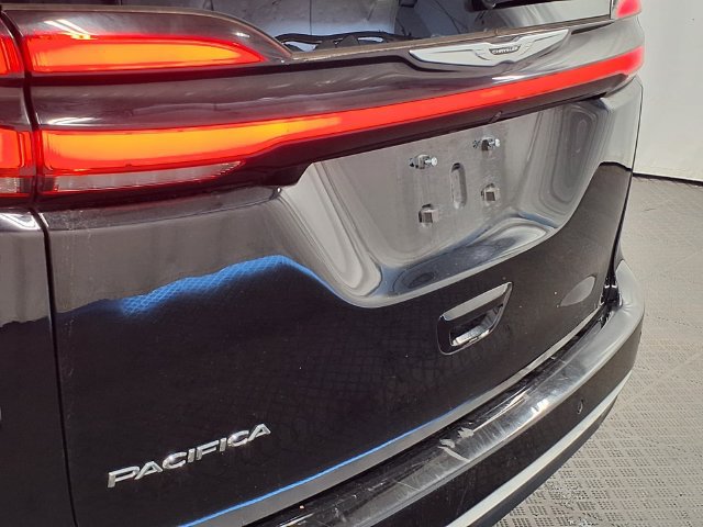 Used 2024 Chrysler Pacifica Touring-L FWD image 7
