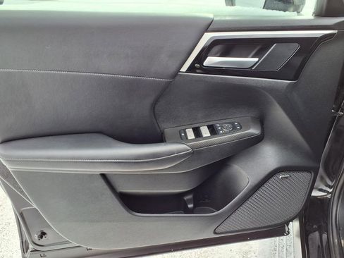 Used 2025 Mitsubishi Outlander SE image 15