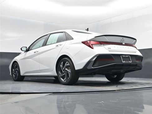 Certified 2025 Hyundai Elantra Sport image 16