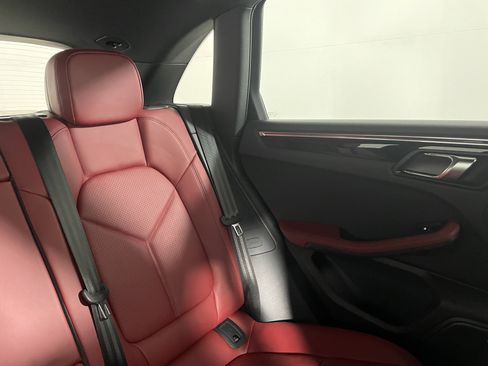 Used 2025 Porsche Macan image 17