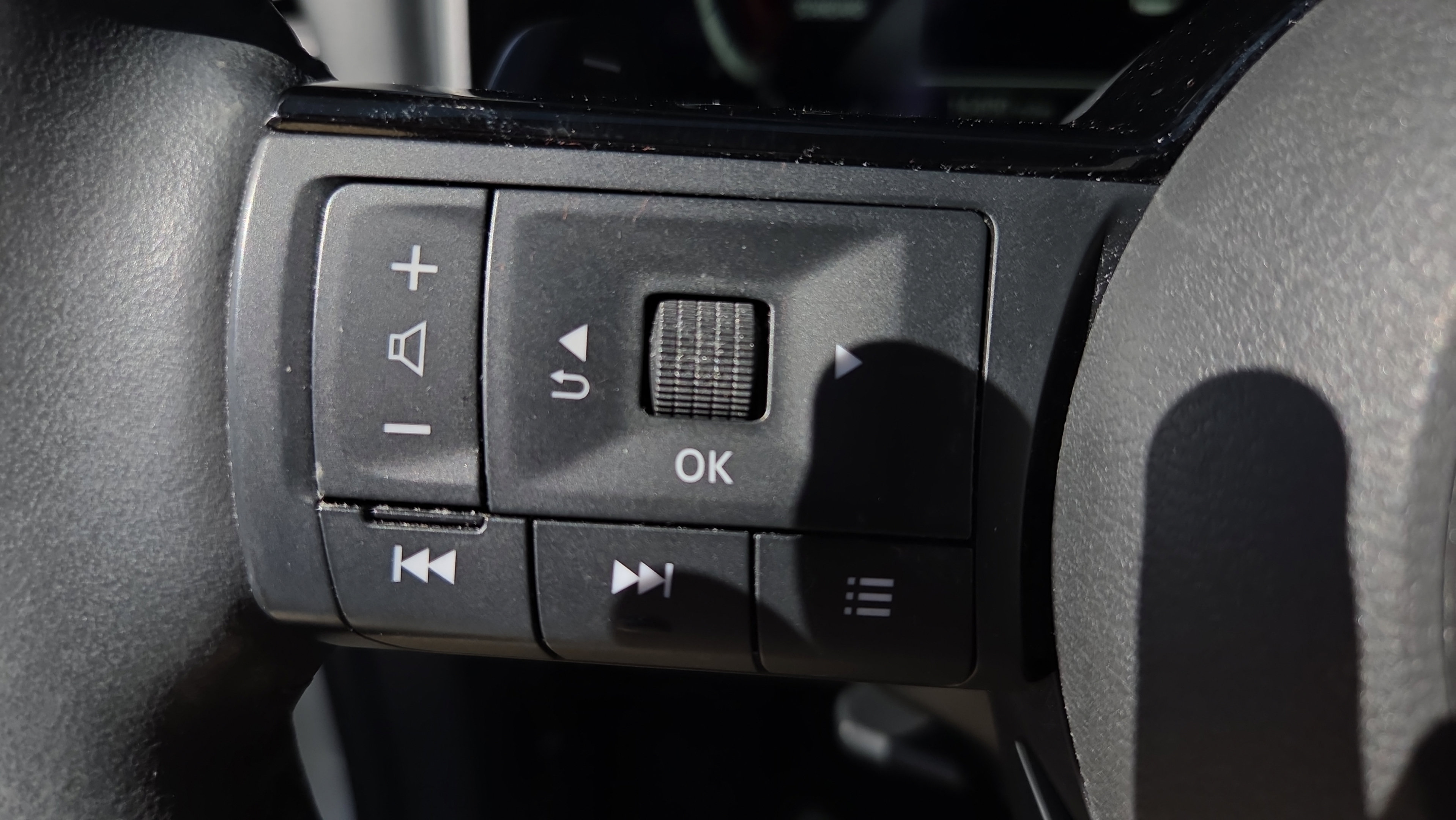 Used 2024 Nissan Rogue SL FWD image 29