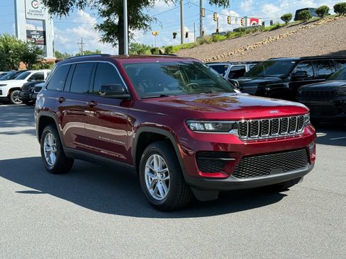 Used 2023 Jeep Grand Cherokee Laredo RWD image 7