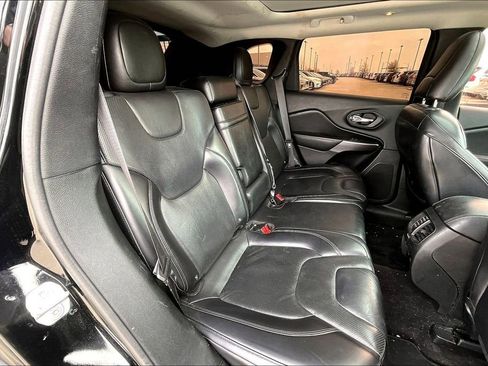 Used 2019 Jeep Cherokee Limited w/ Technology Group image 32
