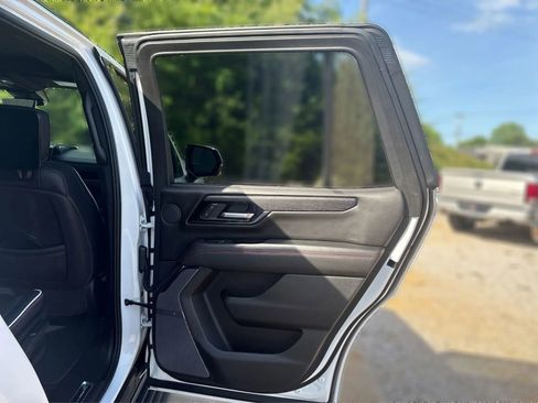 Used 2025 GMC Yukon AT4 Ultimate AWD/4WD image 30
