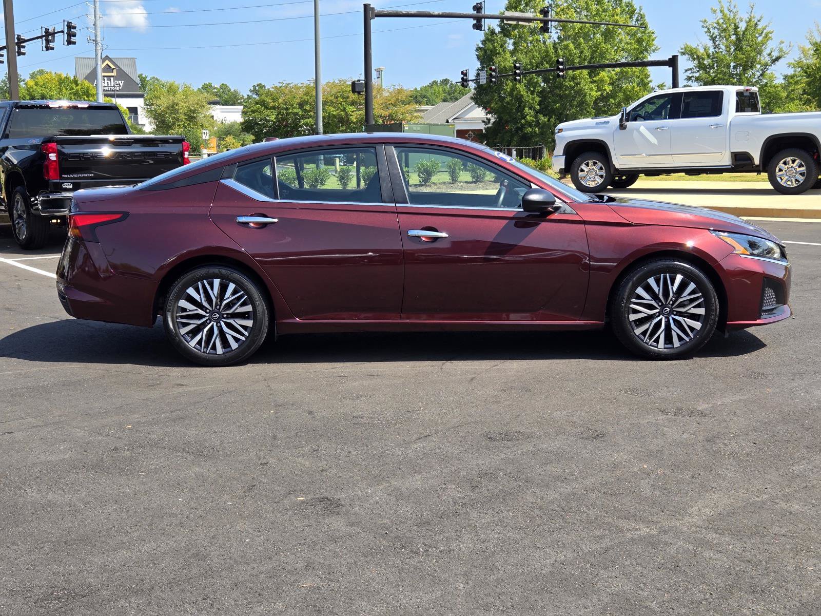 Used 2025 Nissan Altima 2.5 SV FWD image 8