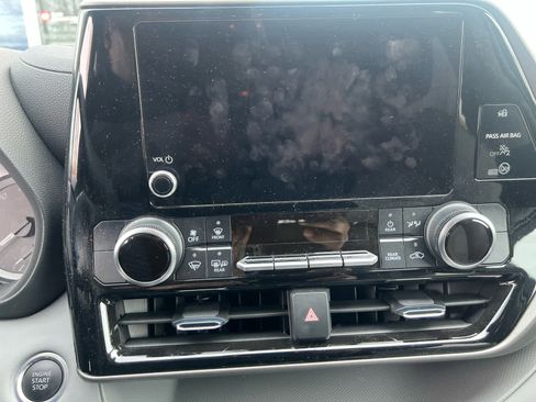 Used 2024 Toyota Highlander LE image 10