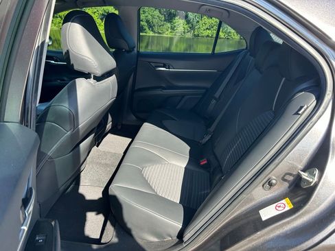 Used 2018 Toyota Camry SE w/ Convenience Package FWD image 14