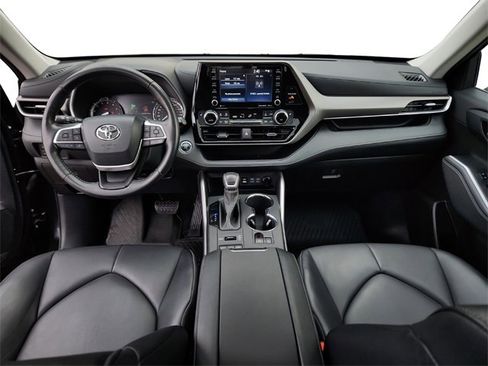 Used 2022 Toyota Highlander XLE image 25