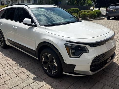 Certified 2023 Kia Niro Wave FWD image 1