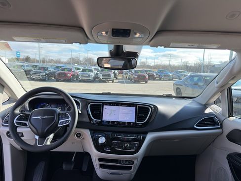 Used 2024 Chrysler Pacifica Touring-L image 27