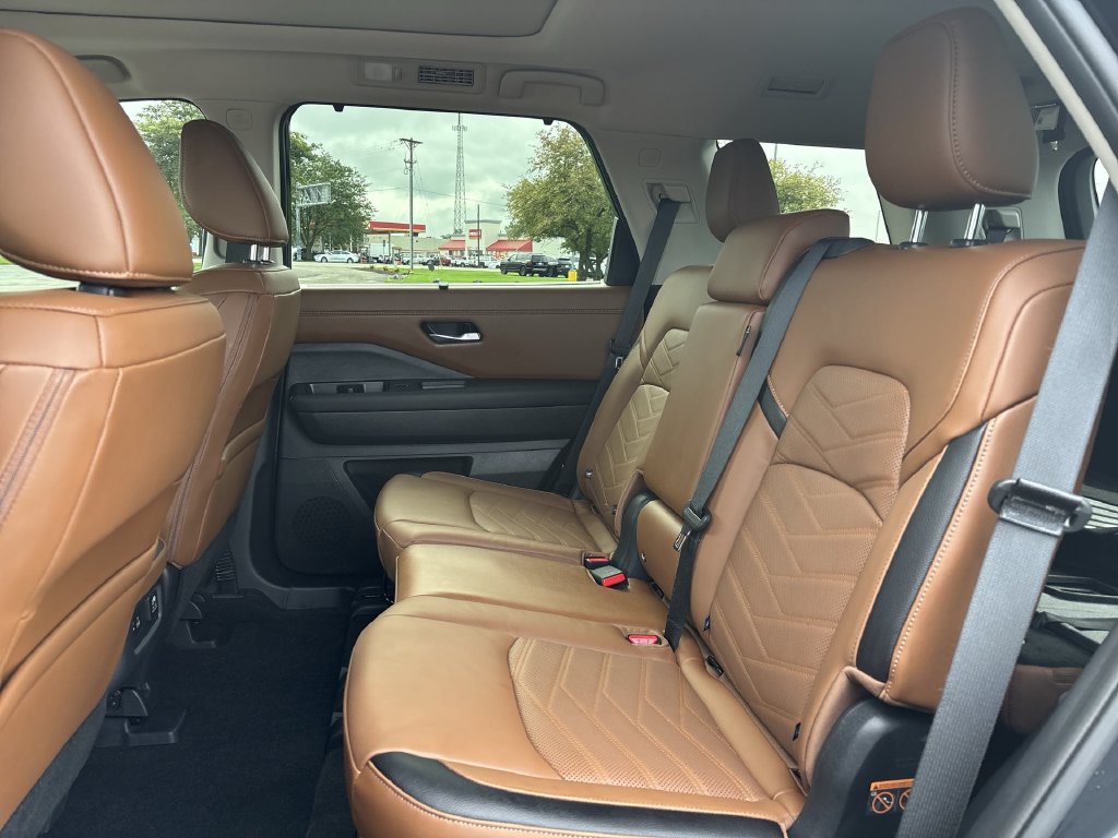 Certified 2025 Nissan Pathfinder Platinum w/ Lighting Package (N92) AWD/4WD image 19