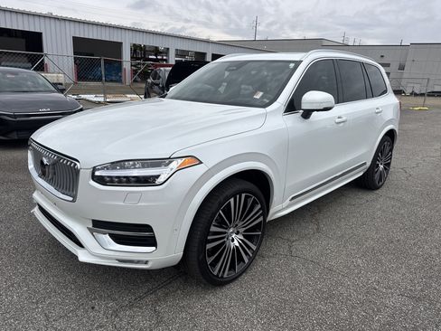 Used 2024 Volvo XC90 B6 Ultimate w/ Lounge Package image 3