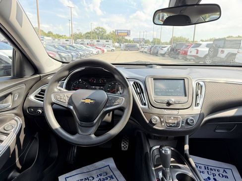 Used 2017 Chevrolet Malibu LT FWD image 17