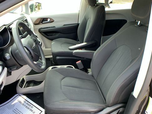 Used 2018 Chrysler Pacifica L FWD image 13