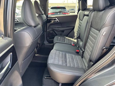 New 2025 Mitsubishi Outlander SE image 13