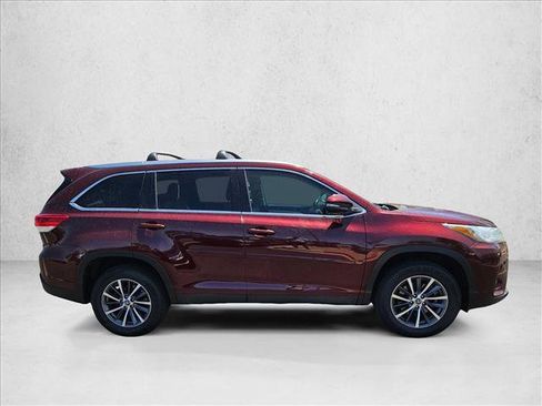 Used 2019 Toyota Highlander XLE FWD image 4