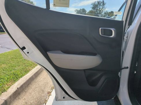 Used 2025 Hyundai Venue SEL FWD image 26