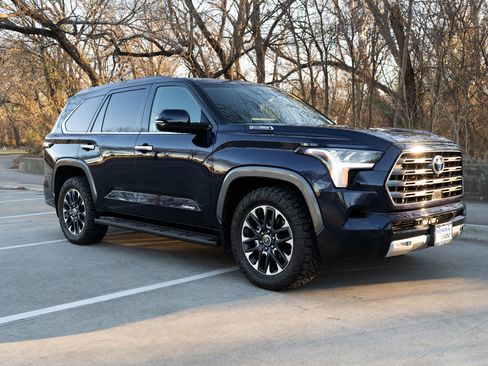 Used 2023 Toyota Sequoia Limited image 2