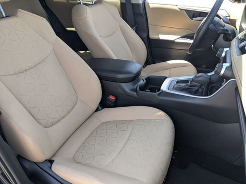 Used 2022 Toyota RAV4 XLE w/ Convenience Package image 10