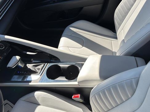 Used 2025 Hyundai Elantra Limited image 14