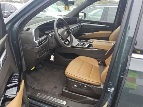 Used 2025 Cadillac Escalade Premium Luxury RWD image 6