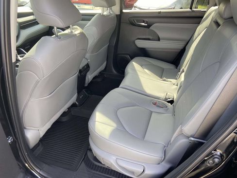 Used 2025 Toyota Highlander XLE AWD/4WD image 22