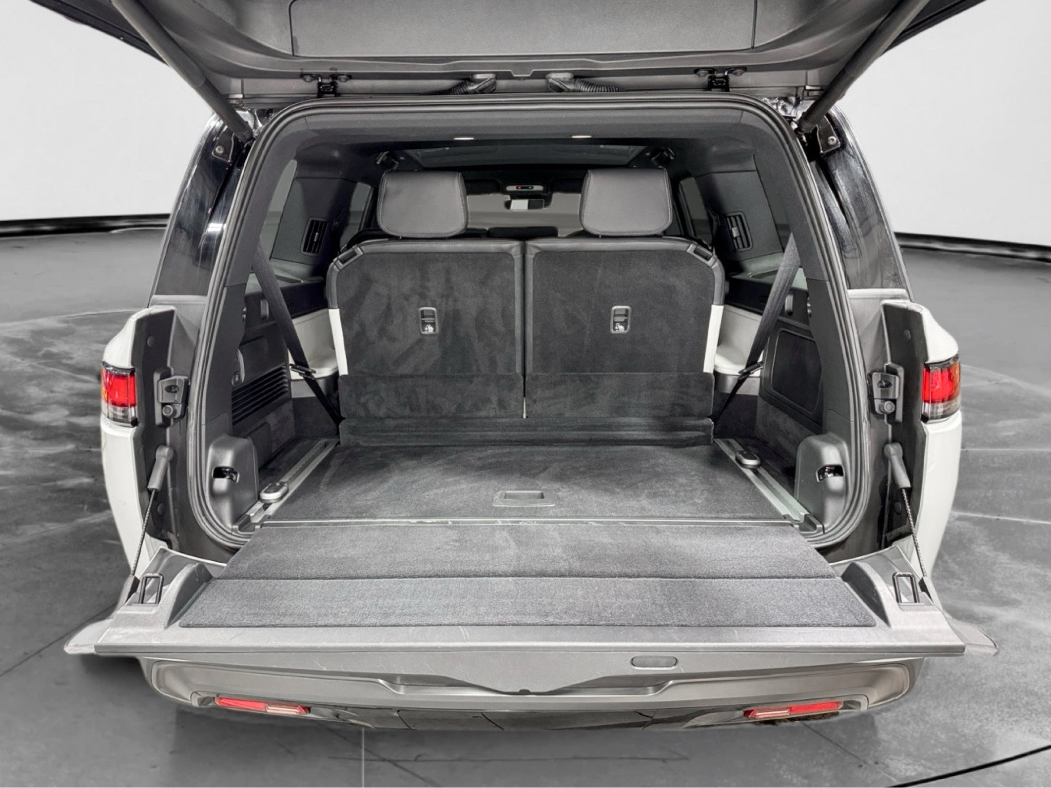 Used 2025 Rivian R1S Premium Dual AWD/4WD image 26