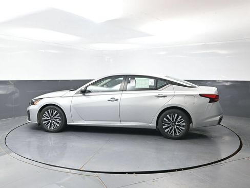 Used 2024 Nissan Altima 2.5 SV FWD image 10