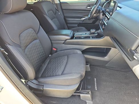 Used 2022 Nissan Pathfinder SV image 11