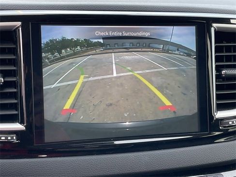 Used 2024 Chrysler Pacifica Touring-L image 17