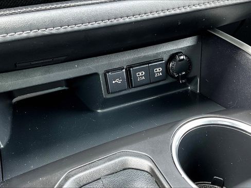 Used 2021 Toyota Highlander XLE image 32