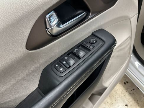 Used 2023 Chrysler Voyager LX FWD image 16