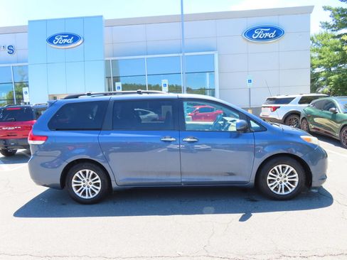 Used 2014 Toyota Sienna XLE FWD image 4