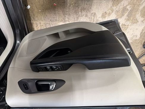 Used 2022 Chrysler Pacifica Touring-L w/ Uconnect Theater Family Group image 12