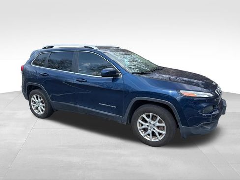 Used 2018 Jeep Cherokee Latitude Plus image 2