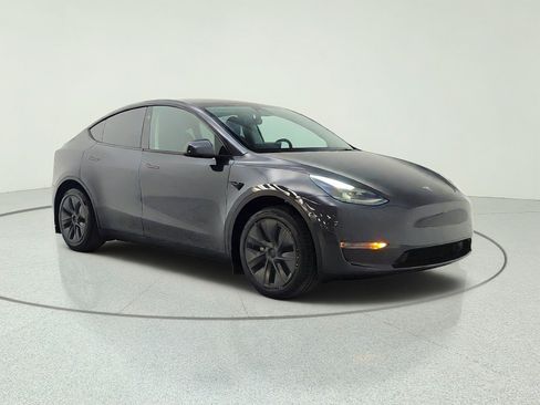 Used 2025 Tesla Model Y Long Range RWD image 3