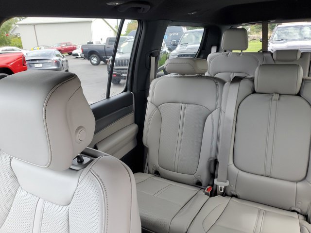 Used 2025 Jeep Wagoneer 4WD image 14