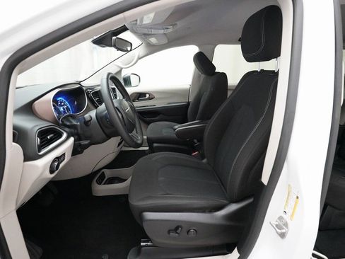 Used 2024 Chrysler Voyager LX image 7