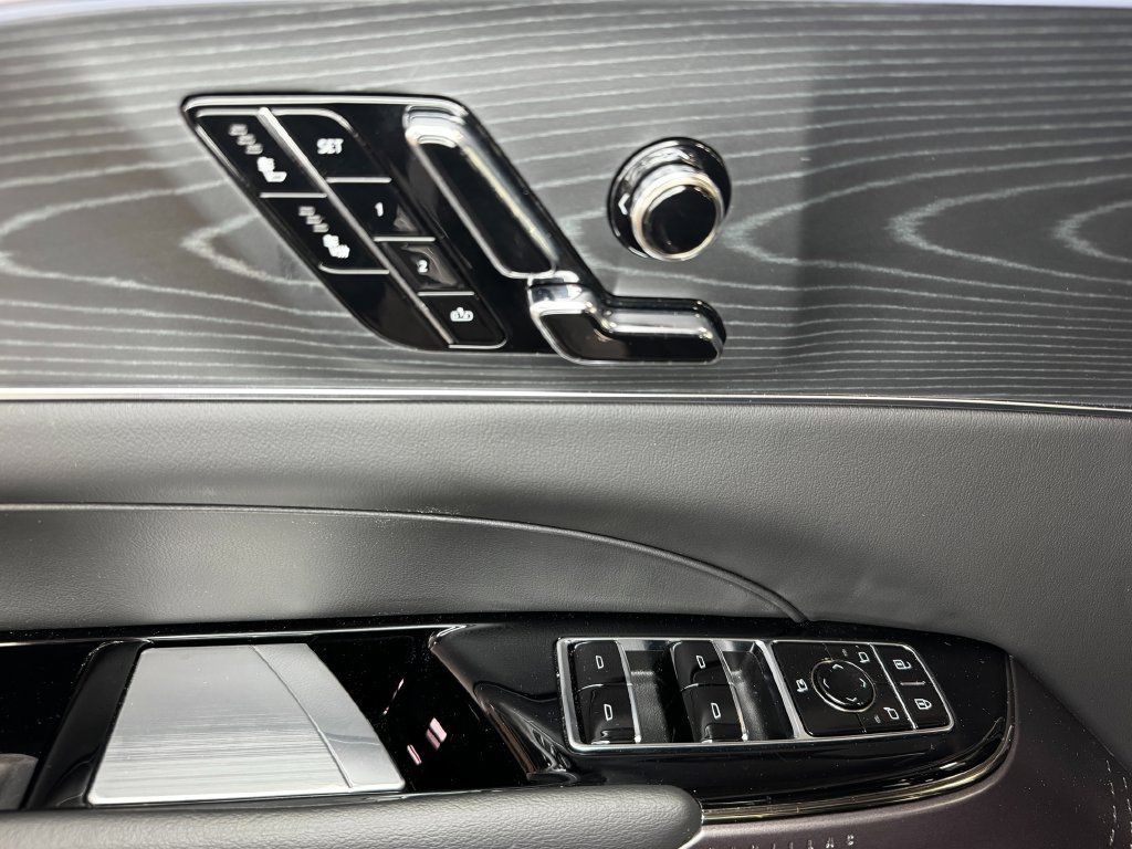 Used 2025 Cadillac Lyriq Luxury w/ LPO, Floor Liner Package AWD/4WD image 11