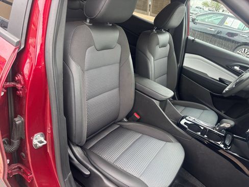 Used 2025 Chevrolet Trax LT FWD image 34