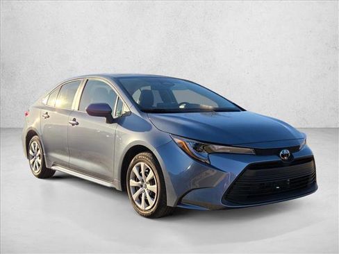 Used 2025 Toyota Corolla LE image 3