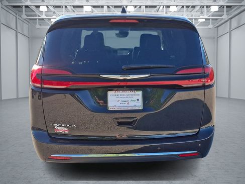 Used 2023 Chrysler Pacifica Touring-L FWD image 4