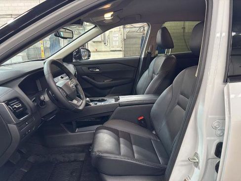 Certified 2025 Nissan Rogue SL FWD image 11