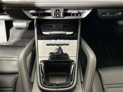 Certified 2025 Porsche Cayenne AWD/4WD image 24