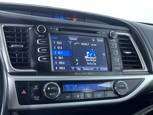 Used 2019 Toyota Highlander SE image 18